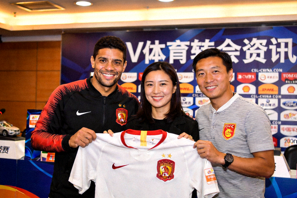 球员转会在新闻发布会上与球队球衣合影，V体育转会资讯配图